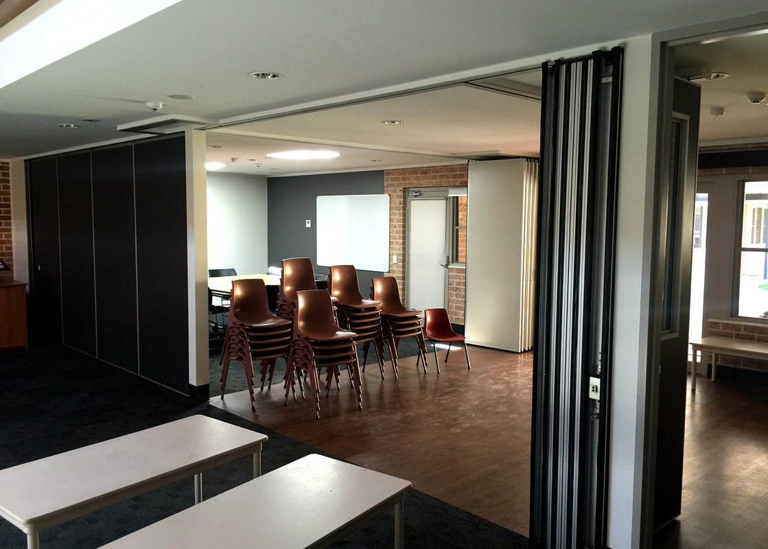 School Retractable Room Divider , Folding Panel Partitions Without Track