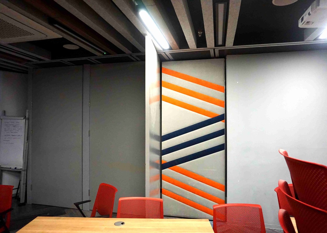 Art Gallery Operable Partition Walls Flat 100mm Thick Wall Aluminum Edged