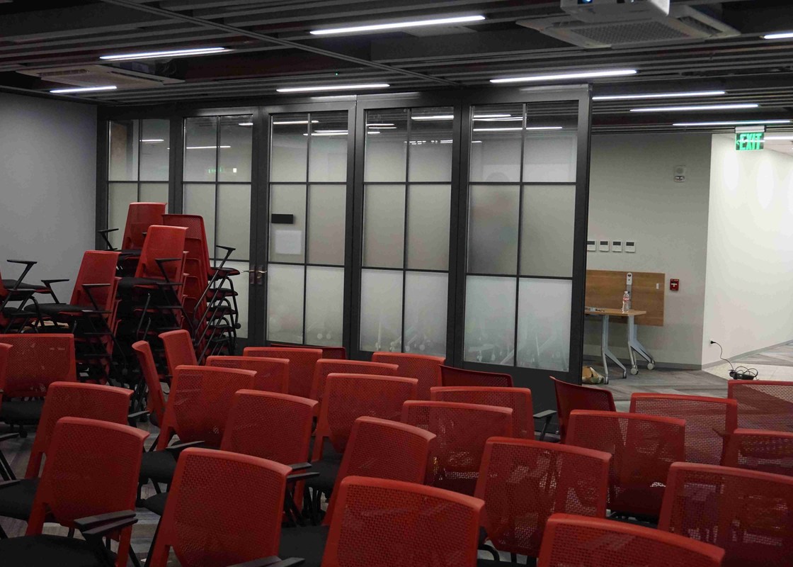 Mobile Frame Glass Partition Wall For Shopping Mall Aluminum Frame Long